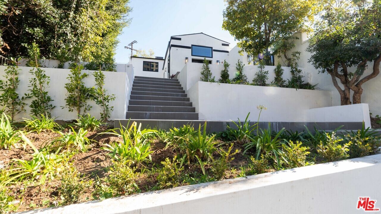 10520 Ashton Ave in Los Angeles, CA - Building Photo
