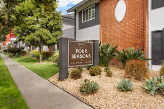 Four Seasons Apartments in Paramount, CA - Foto de edificio - Building Photo