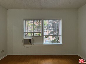 920 S Hobart Blvd in Los Angeles, CA - Foto de edificio - Building Photo