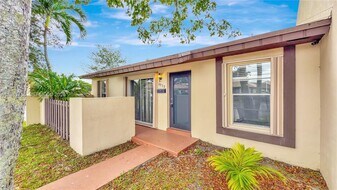 11959 SW 110th St Cir S in Miami, FL - Building Photo