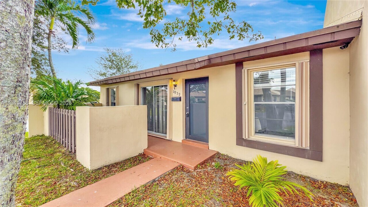 11959 SW 110th St Cir S in Miami, FL - Building Photo