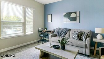 949 Cleveland St, Unit C213 in Clearwater, FL - Building Photo