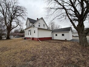 102 1st St in Alpha, IL - Foto de edificio - Building Photo