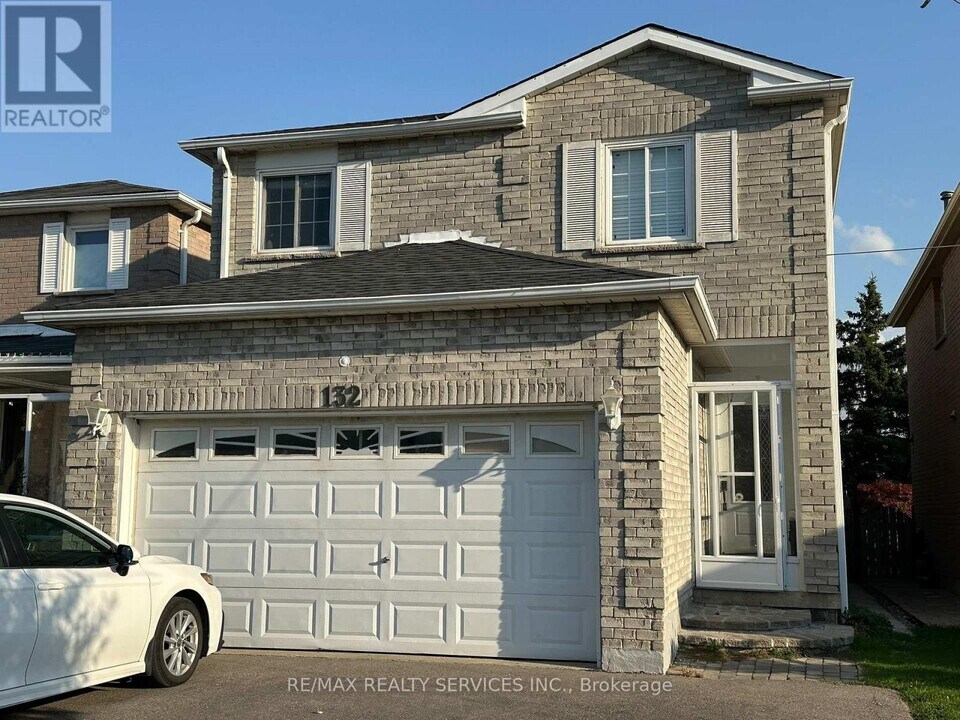 132 Cherrytree Dr in Brampton, ON - Building Photo