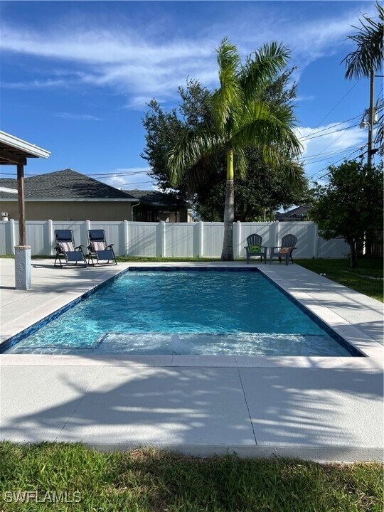 852 NE 7th Pl in Cape Coral, FL - Building Photo
