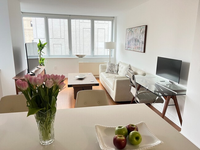 676 Amsterdam Ave in New York, NY - Building Photo - Building Photo