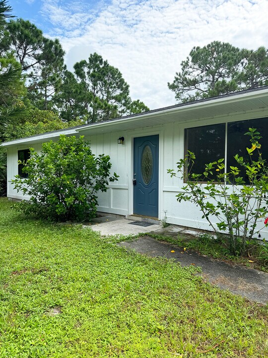 1029 Ulysses Ave SE in Palm Bay, FL - Foto de edificio