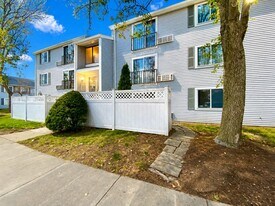 3 Village Rock Ln in Natick, MA - Building Photo