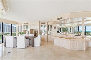 20971 E Country Club Dr in Aventura, FL - Building Photo - Building Photo