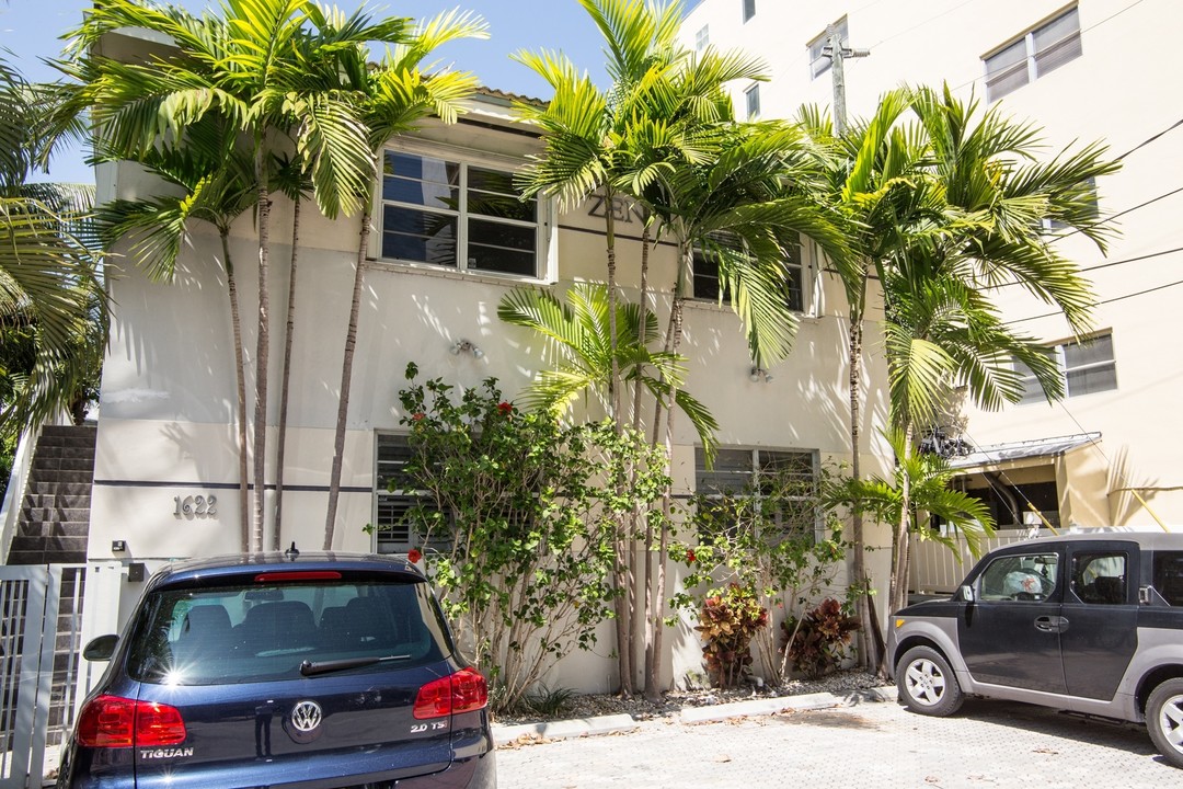 1622 Bay Rd in Miami Beach, FL - Building Photo