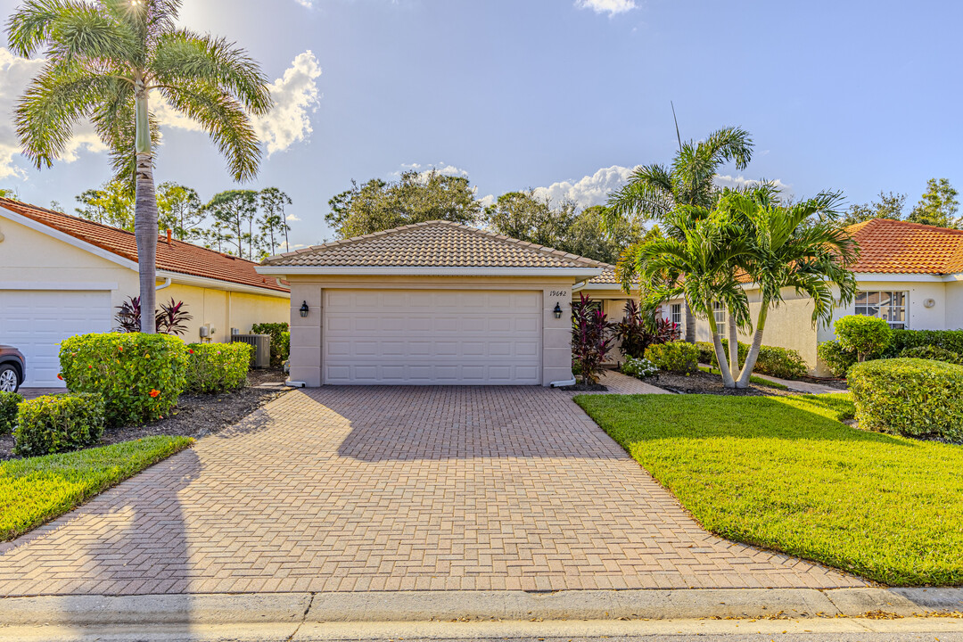 19642 Villa Rosa Loop in Estero, FL - Foto de edificio