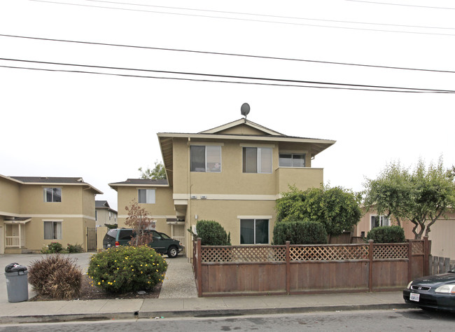 466-468 Cypress Ave in Half Moon Bay, CA - Foto de edificio - Building Photo