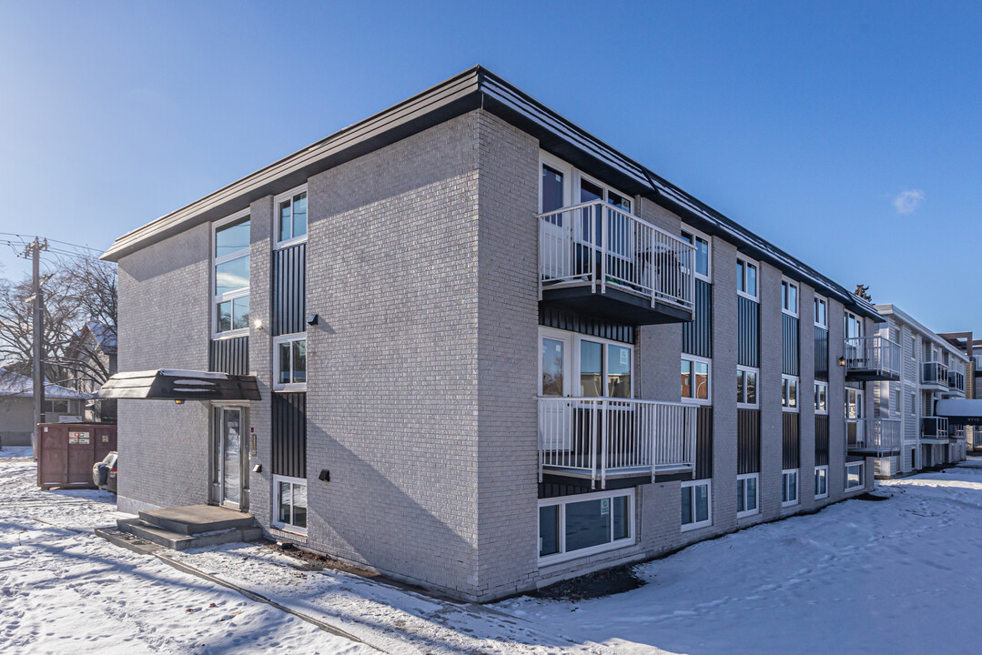 Shackleton Manor in Edmonton, AB - Building Photo