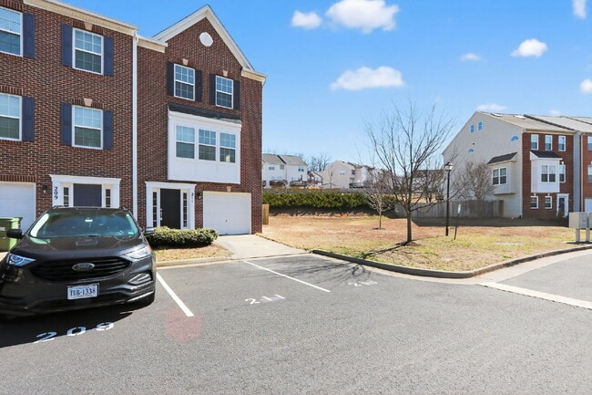 211 Dundee Pl in Fredericksburg, VA - Building Photo - Building Photo