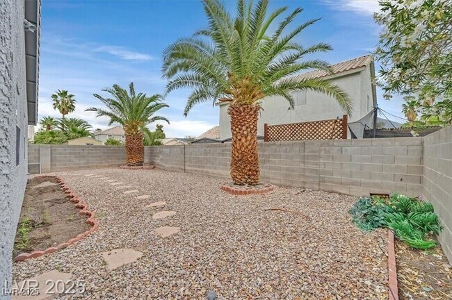 5820 Royal Castle Ln in Las Vegas, NV - Building Photo - Building Photo
