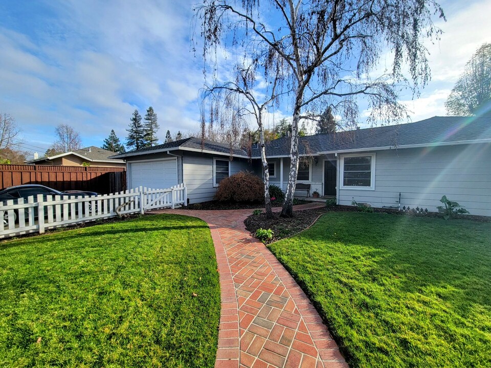 730 Berry Ave in Los Altos, CA - Building Photo