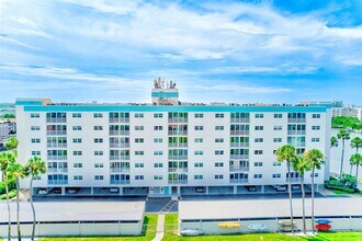 10216 Regal Dr in Largo, FL - Building Photo - Building Photo