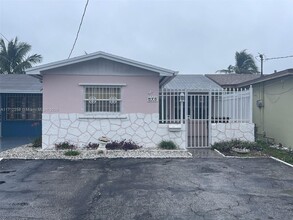 875 W 77th St in Hialeah, FL - Foto de edificio - Building Photo