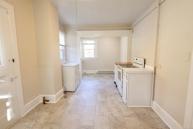 101 Stearns St in Bristol, CT - Building Photo - Building Photo