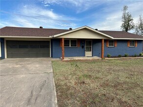 814 S 11th St in Rogers, AR - Building Photo - Building Photo