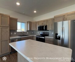 Awesome Layout with Yard Maintenance Inclu in Sioux Falls, SD - Building Photo
