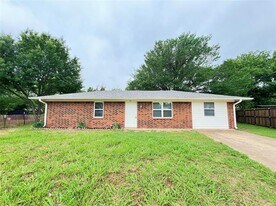 114 S Manor Ct in Sanger, TX - Building Photo