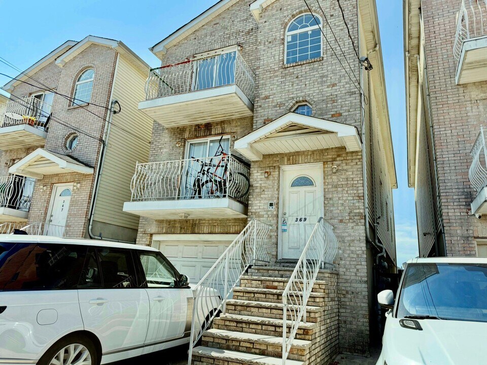 369 Danforth Ave in Jersey City, NJ - Building Photo