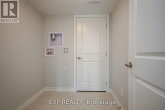 2004 Leinster Cir in Ottawa, ON - Building Photo - Building Photo