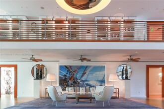 2627 S Bayshore Dr, Unit 801 in Miami, FL - Foto de edificio - Building Photo