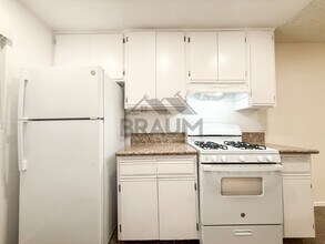 221 W Elm Ave in Burbank, CA - Building Photo - Building Photo