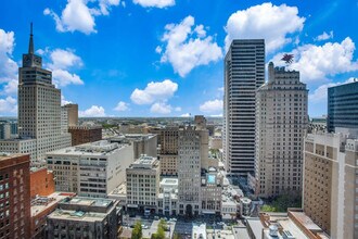 1555 Elm St in Dallas, TX - Foto de edificio - Building Photo