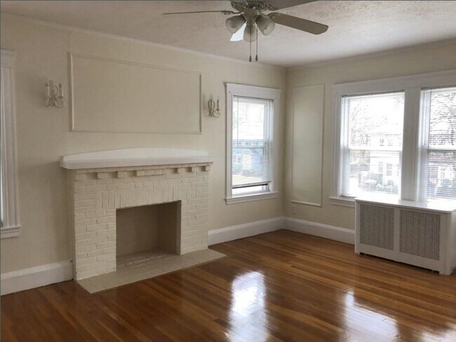 51-53 Wyman St, Unit 2 in Waban, MA - Foto de edificio - Building Photo