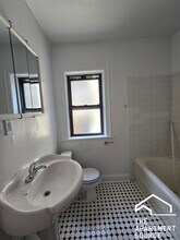 2417 W Sunnyside Ave, Unit 2 in Chicago, IL - Building Photo - Building Photo