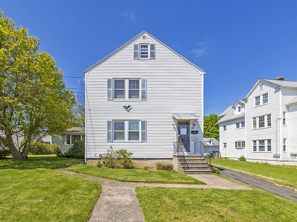 560 Farmington Ave in New Britain, CT - Building Photo