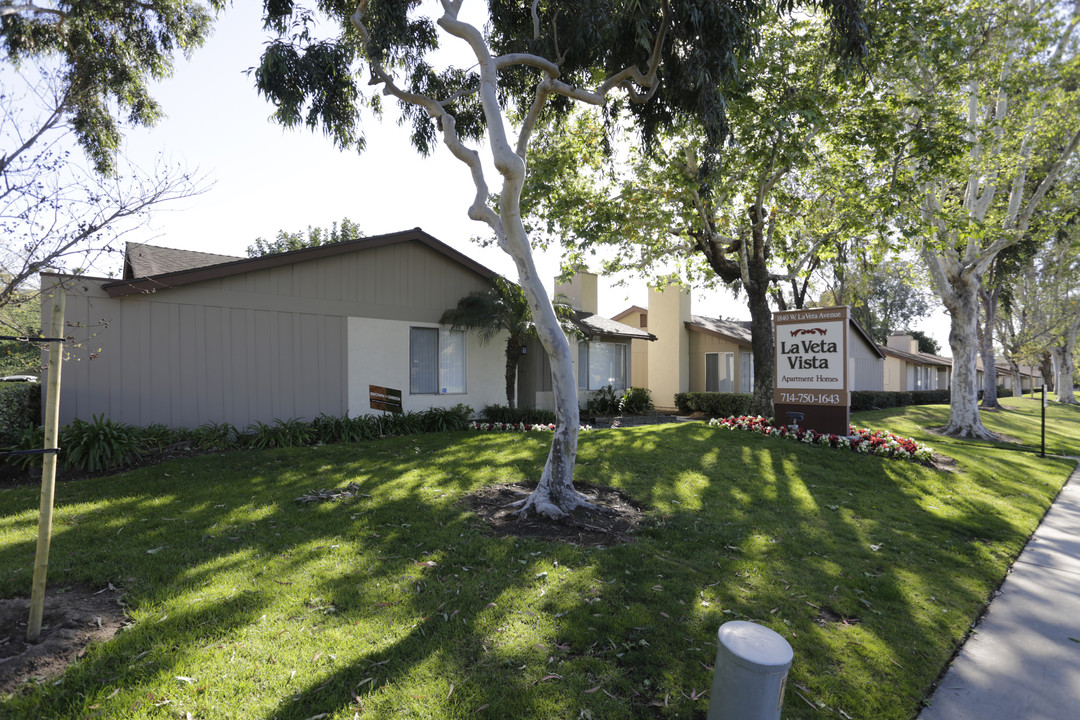 La Veta Vista Apartment Homes in Orange, CA - Building Photo