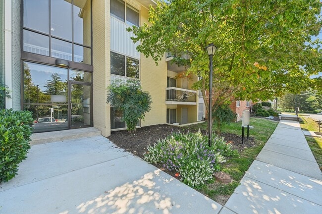 Ruxton Village Apartments in Baltimore, MD - Foto de edificio - Building Photo