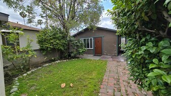 79 S Parkwood Ave, Unit Parkwood Studio in Pasadena, CA - Building Photo
