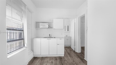 1011 SW 5th St in Miami, FL - Building Photo - Building Photo