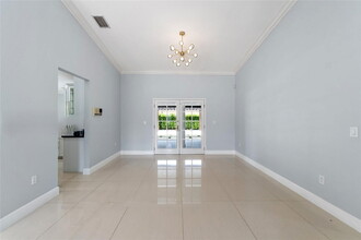 6821 Winged Foot Dr in Hialeah, FL - Foto de edificio - Building Photo