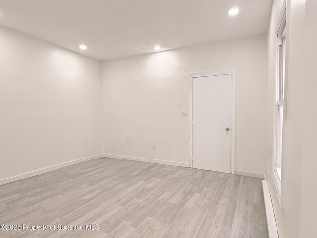 210-212 Center Ave in Plymouth, PA - Foto de edificio - Building Photo