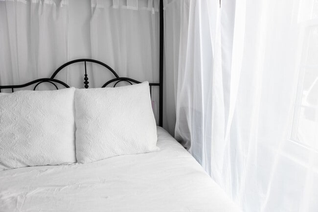 2014 Edinburgh Dr in Burlington, ON - Building Photo - Building Photo