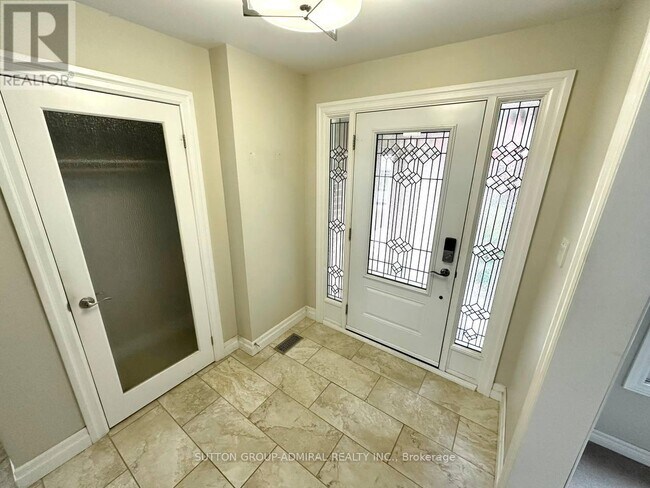 102 Hazelwood Dr in Newmarket, ON - Building Photo - Building Photo
