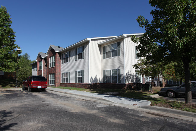 Sterling Creek Apartments in Independence, MO - Building Photo - Building Photo