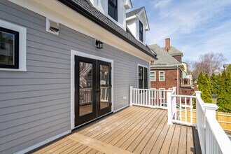 87 Thorndike St, Unit 2 in Brookline, MA - Building Photo - Building Photo