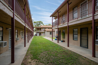 Yucca Flats Apartments in Carlsbad, NM - Foto de edificio - Building Photo