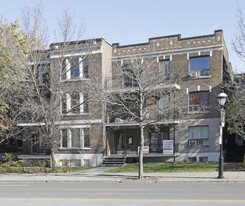 1676-1700 Sherbrooke Rue E in Montréal, QC - Building Photo