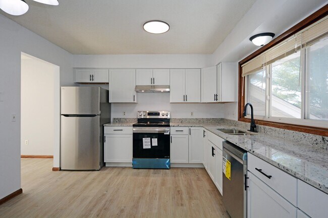 7315-7315 Bagpipe Blvd in Eden Prairie, MN - Building Photo - Building Photo