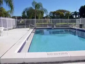 2391 Waterside Dr in Lake Worth, FL - Building Photo - Building Photo