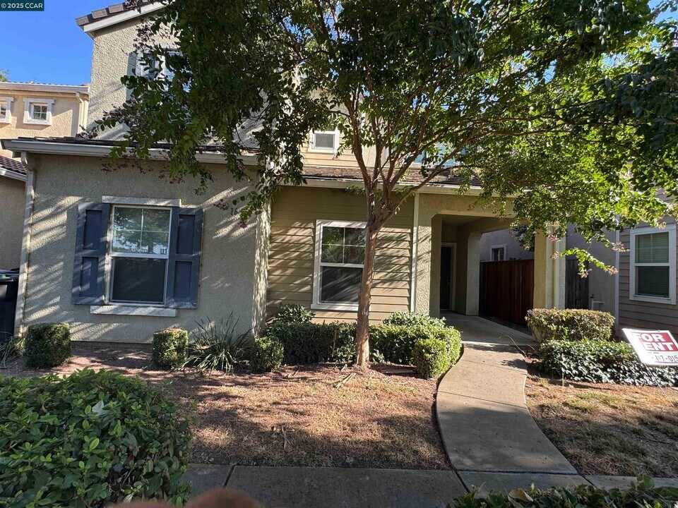 1646 Old Bridge Way in Stockton, CA - Building Photo