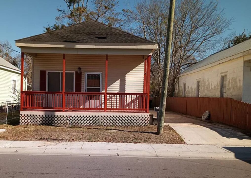 258 Reynoir St in Biloxi, MS - Building Photo